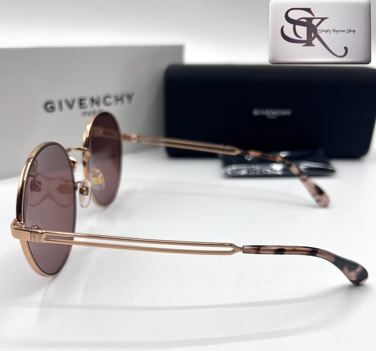 Givenchy Oversize Sunglass π΅πP8,000π΅π