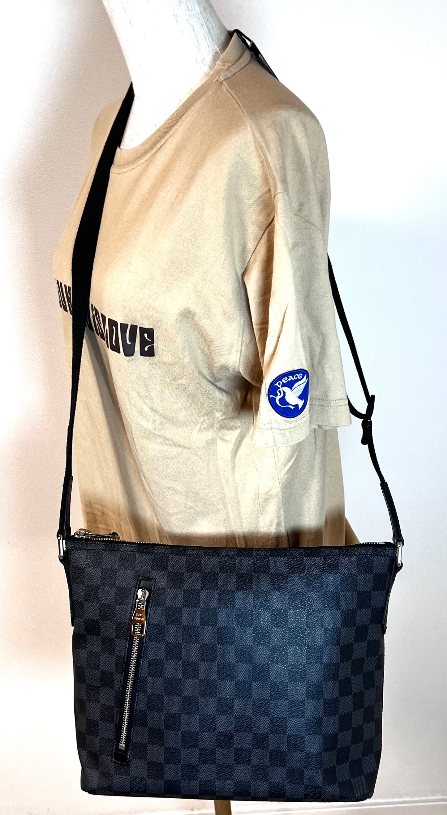 Louis Vuitton mick Graphite Mm Size Cross Body Bag (🇵🇭P59,340)