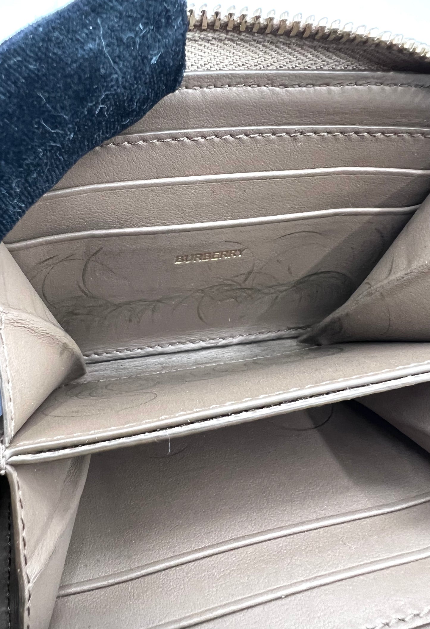 Burberry Canvas Leather Zip Around Card case (🇵🇭P10,320)