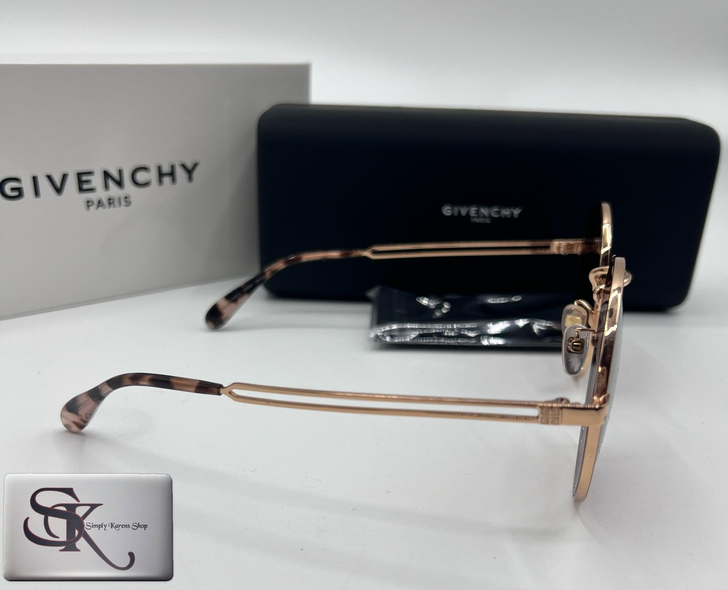Givenchy Oversize Sunglass π΅πP8,000π΅π