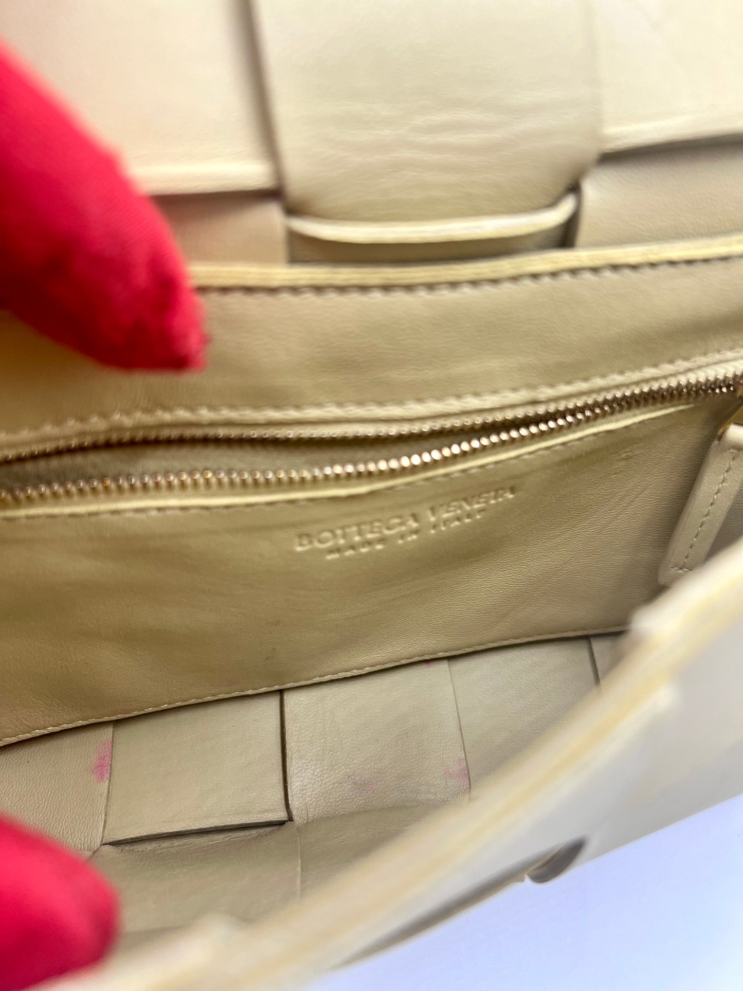 Bottega Venetta Cassette leather crossbody bag Mm size (🇵🇭P59,340)