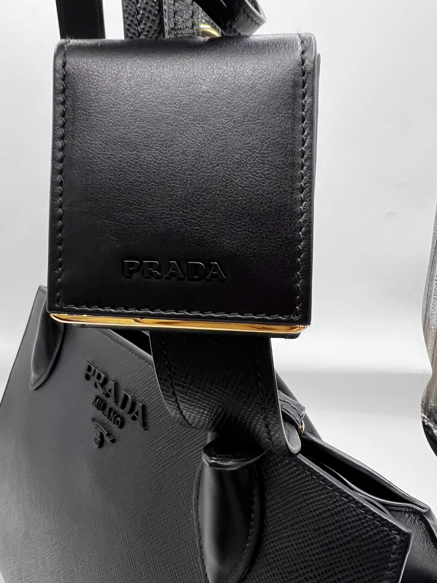 Prada Saffiano Black Monochrome Tote 2 way Bag (🇵🇭P63,640)
