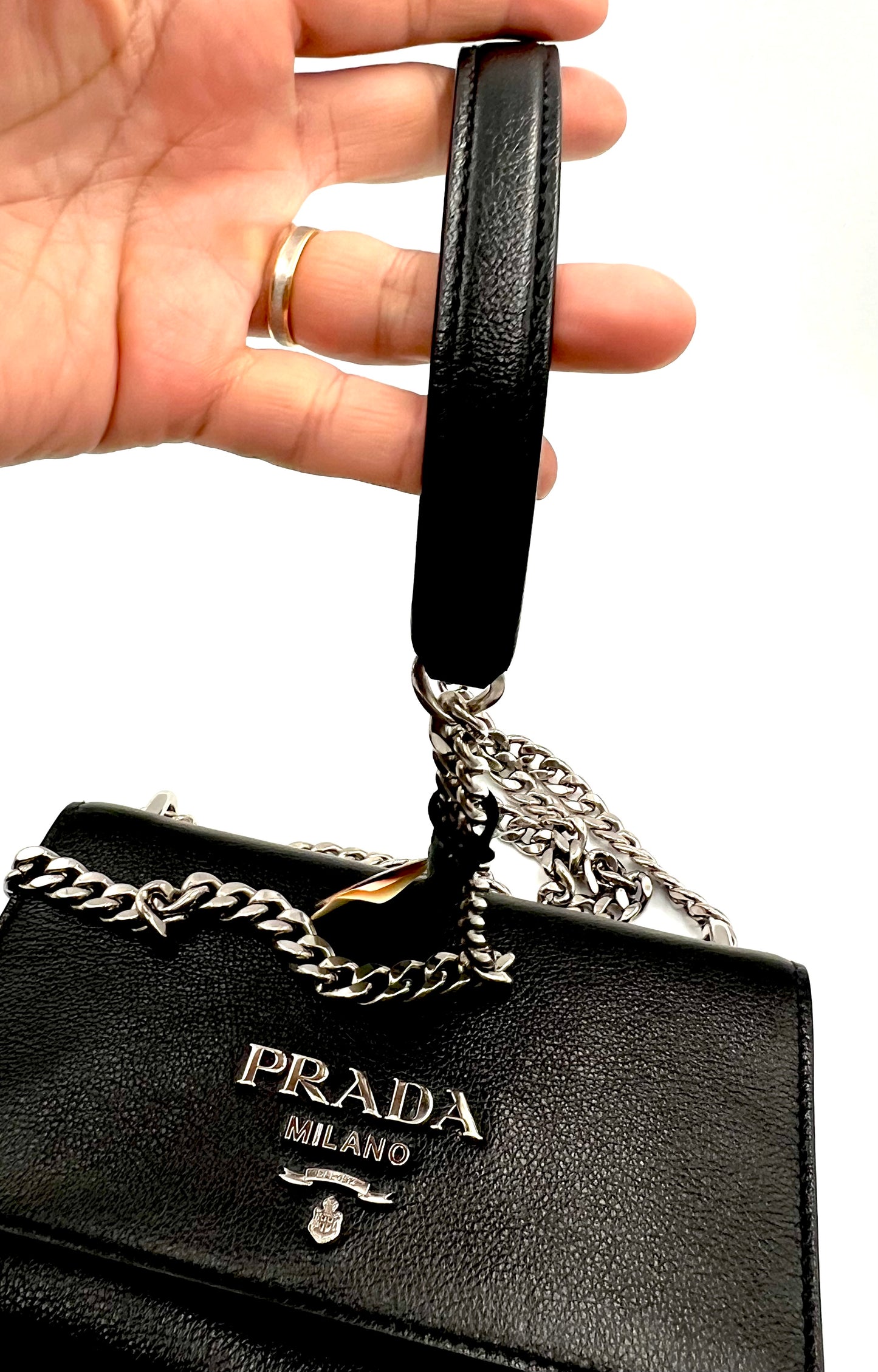 Prada Vitello phenix Flap Black Chain Cross Body Bag (🇵🇭P59,340)