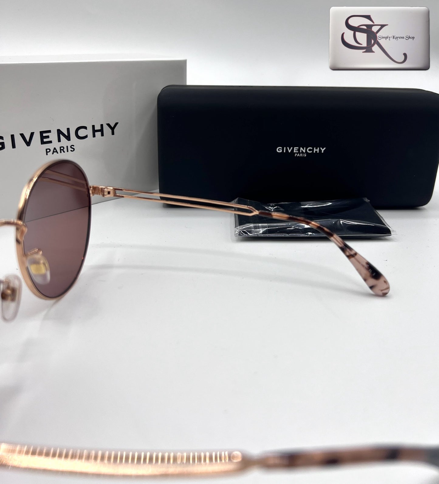 Givenchy Oversize Sunglass π΅πP8,000π΅π