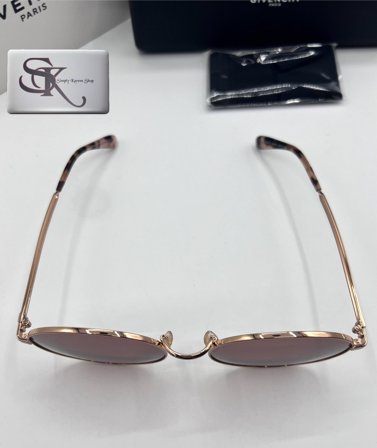 Givenchy Oversize Sunglass π΅πP8,000π΅π