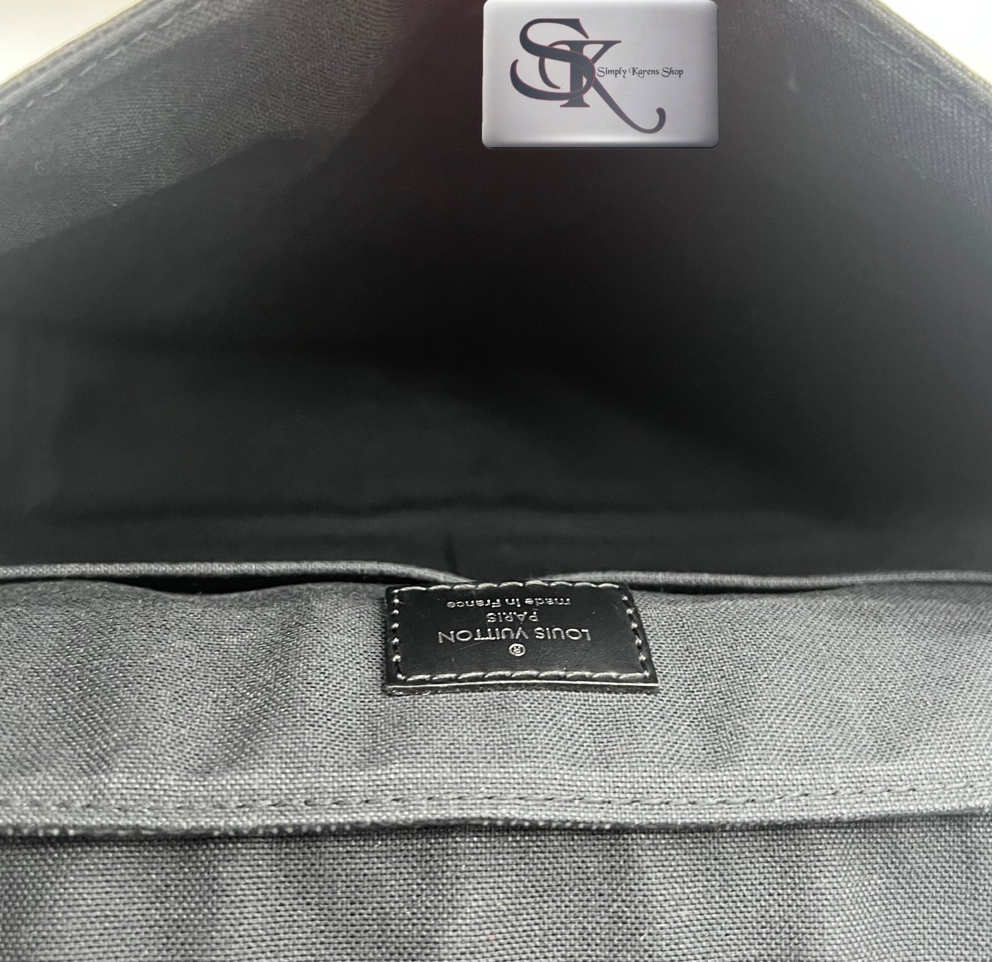 Lv Graphite District Pm size messenger bag (🇵🇭P68,800)