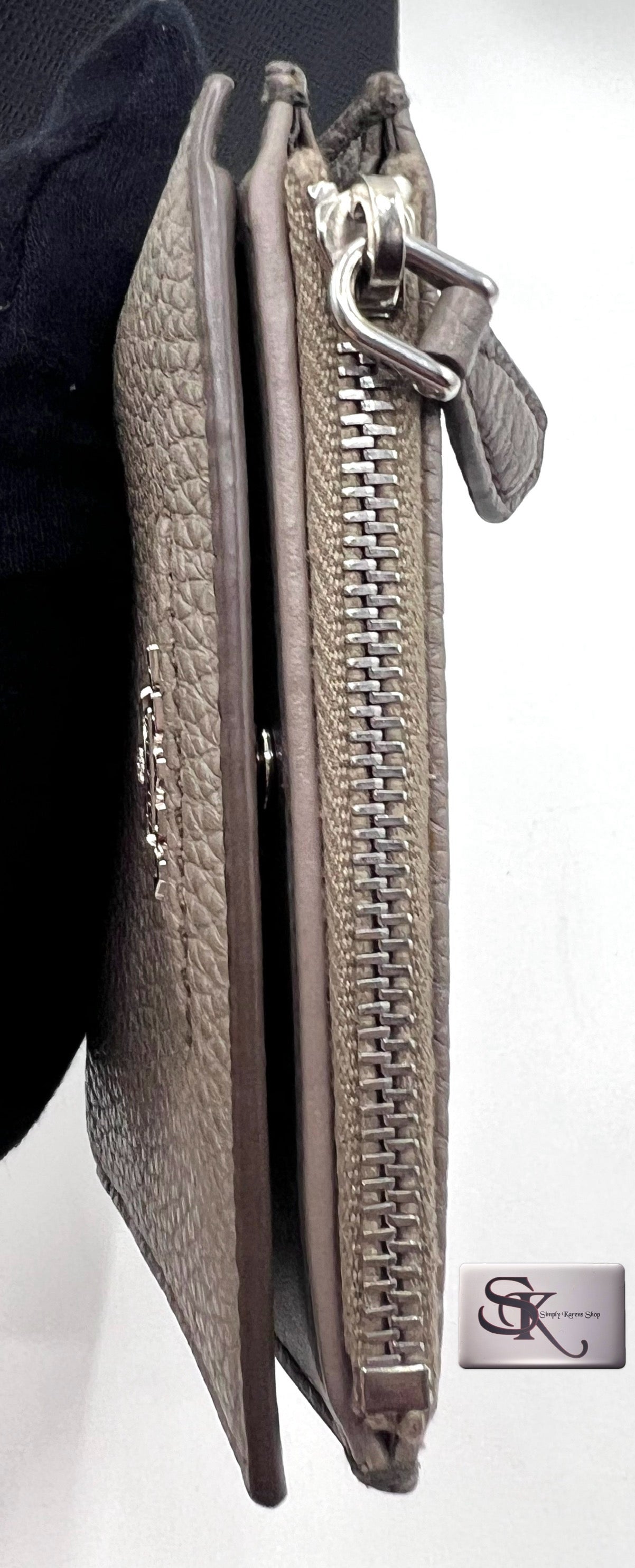 PRADA VITELLO DAINO BIFOLD COMPACT WALLET π΅πP12,800π΅π