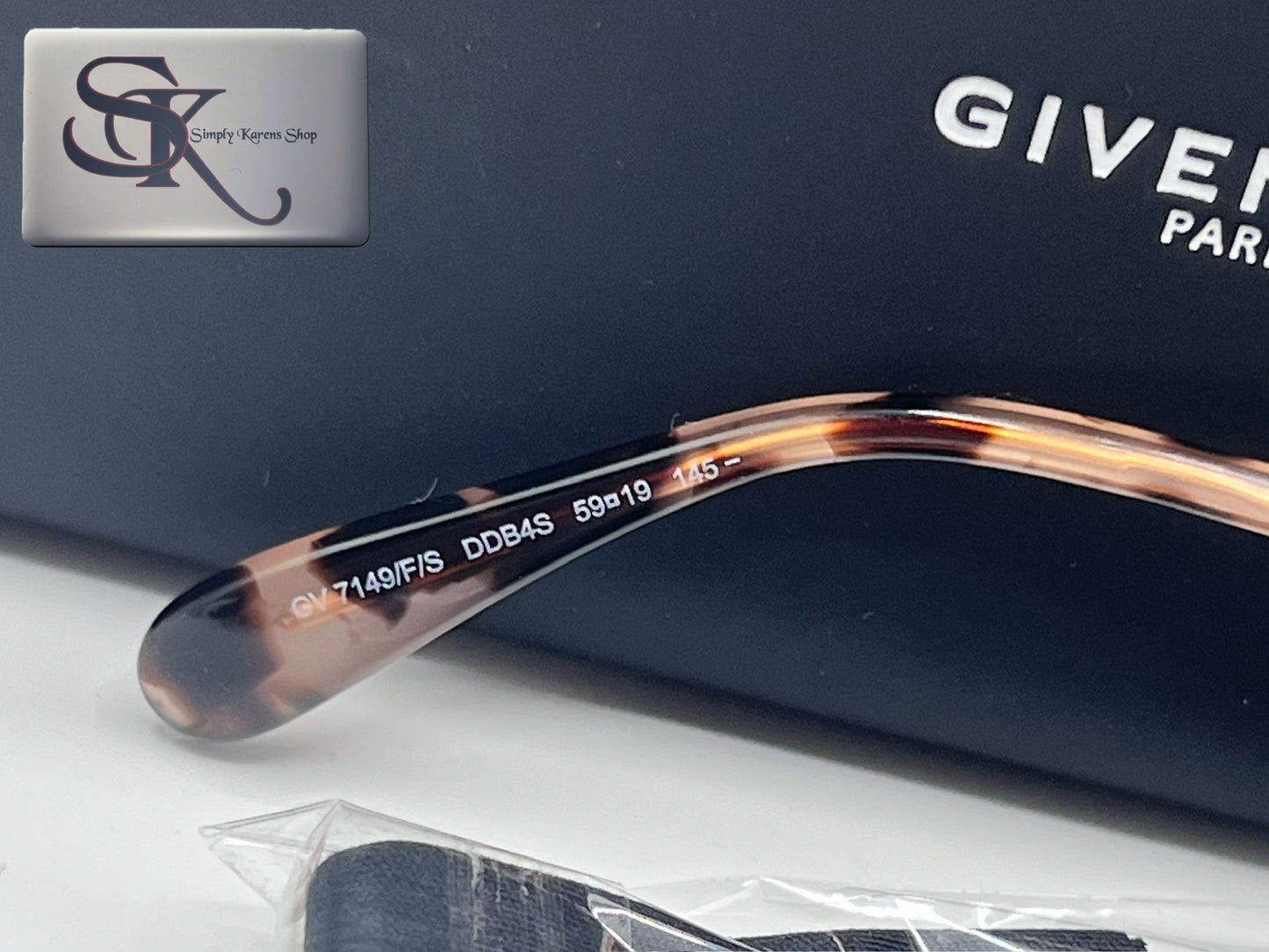 Givenchy Oversize Sunglass π΅πP8,000π΅π