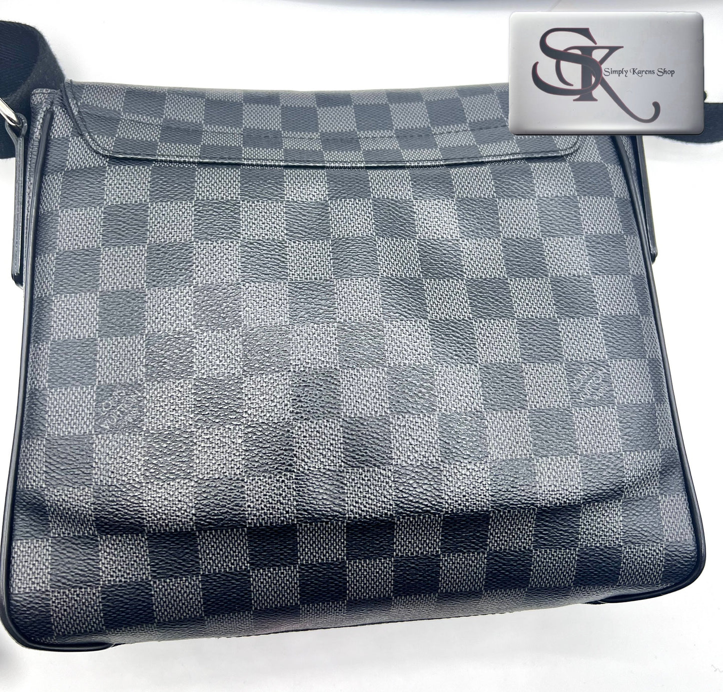 Lv Graphite District Pm size messenger bag   (🇵🇭P68,800)
