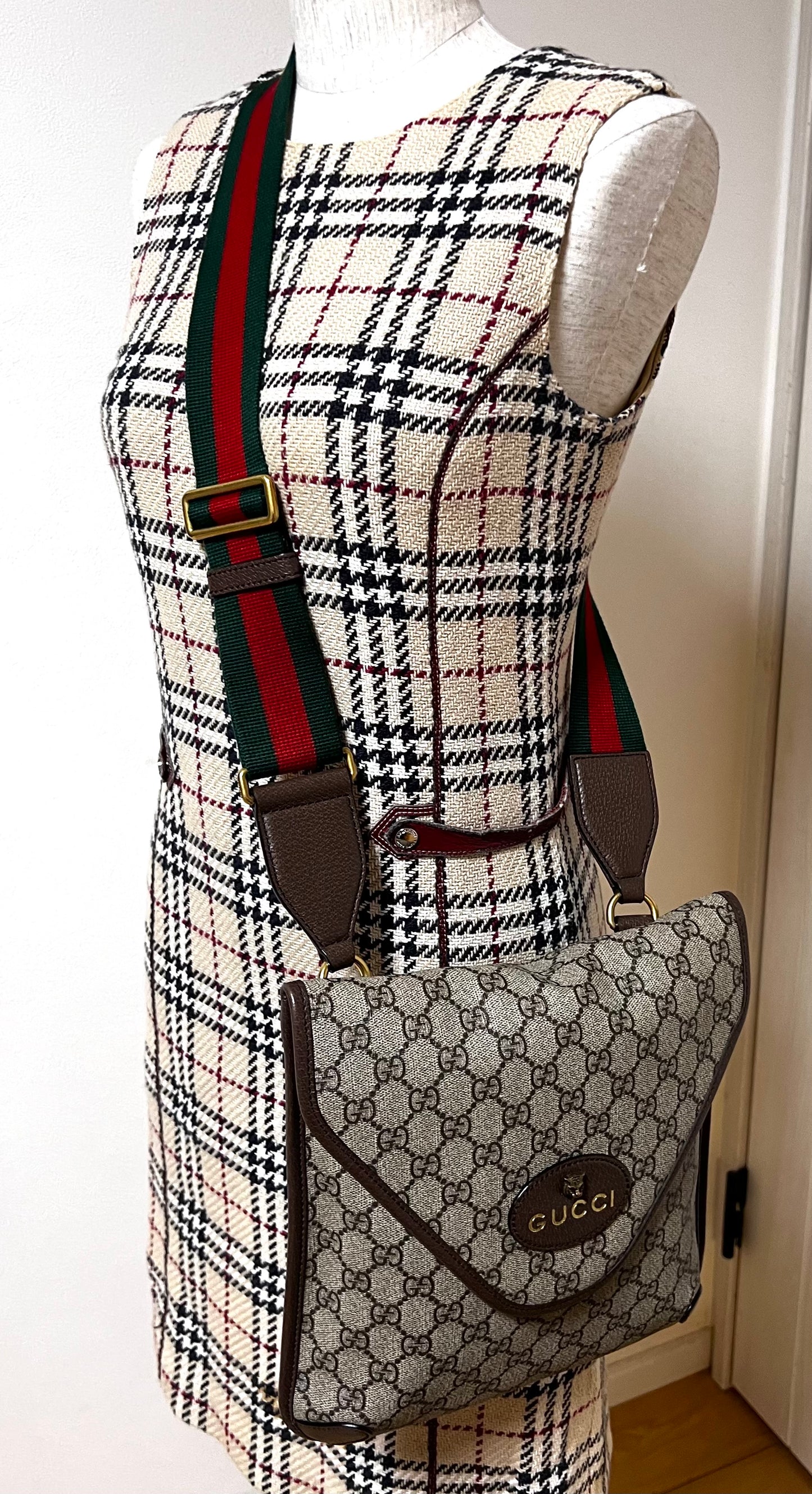 Gucci Supreme Tiger Motif Crossbody Bag (🇵🇭P55,040)