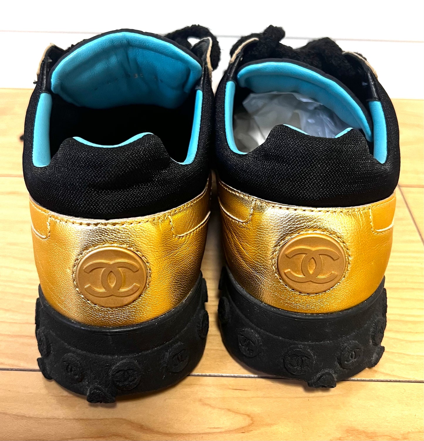 Chanel Low Top Cc Logo Black/Gold Sneakers Size39Eu /24CM (🇵🇭P18,920)