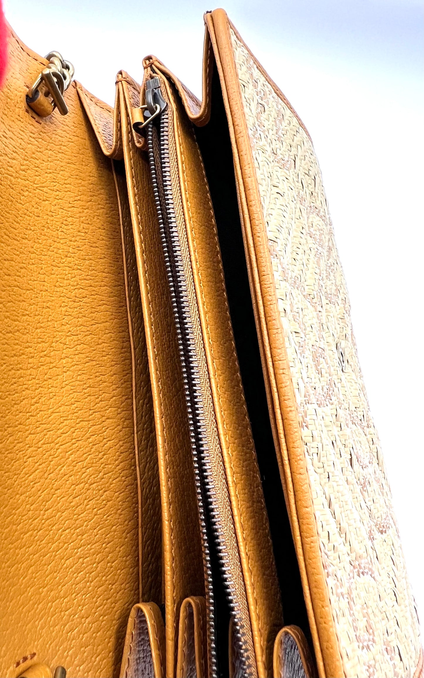 Gucci GG Marmont Raffia Flap wallet on chain    (🇵🇭P59,340)