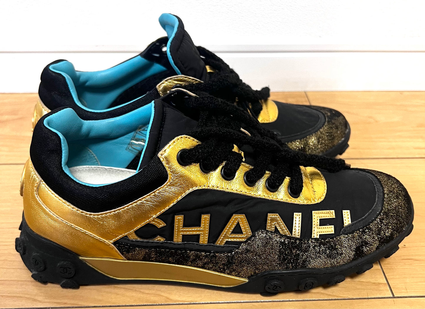 Chanel Low Top Cc Logo Black/Gold Sneakers Size39Eu /24CM (🇵🇭P18,920)