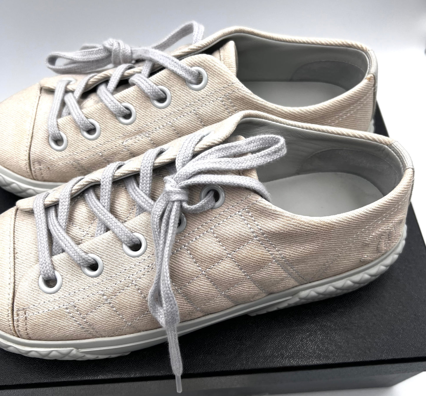Chanel 22C cruise 2022 collection Light Blue Gray Denim CC Logo Low Top Sneakers Size 36C (🇵🇭P48,270)