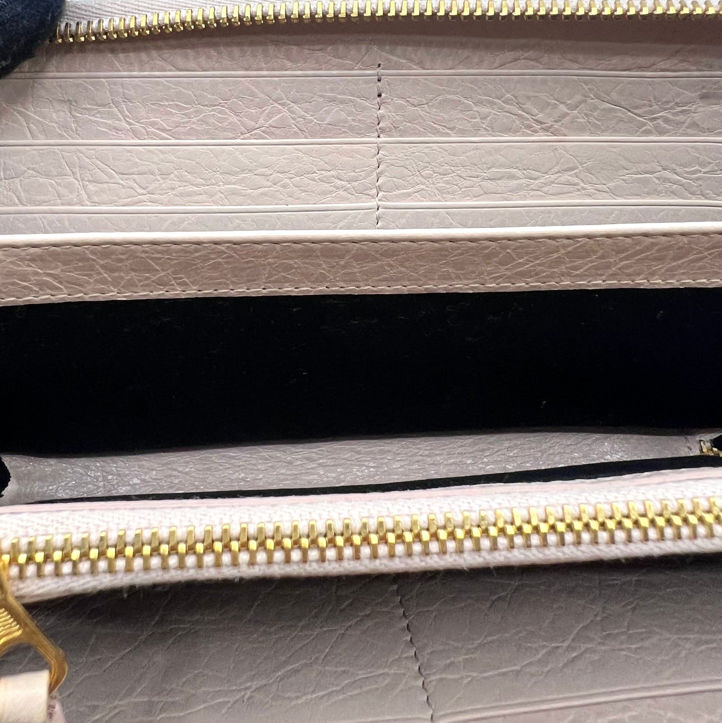 Balenciaga Giant Long Zip Around Wallet (🇵🇭P13,760)