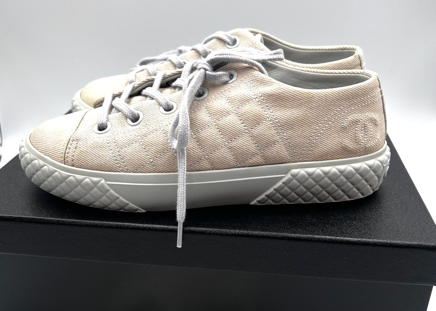 Chanel 22C cruise 2022 collection Light Blue Gray Denim CC Logo Low Top Sneakers Size 36C (🇵🇭P48,270)