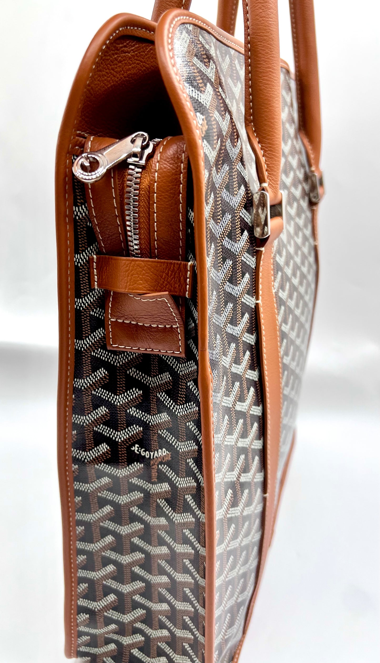 Goyard Bourgogne Tan Vertical Tote (🇵🇭P154,809)