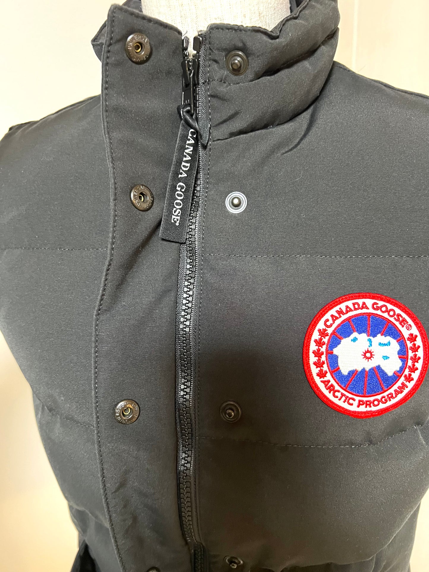 Canada Goose Black Down Vest S~M Size (🇵🇭P24,940)