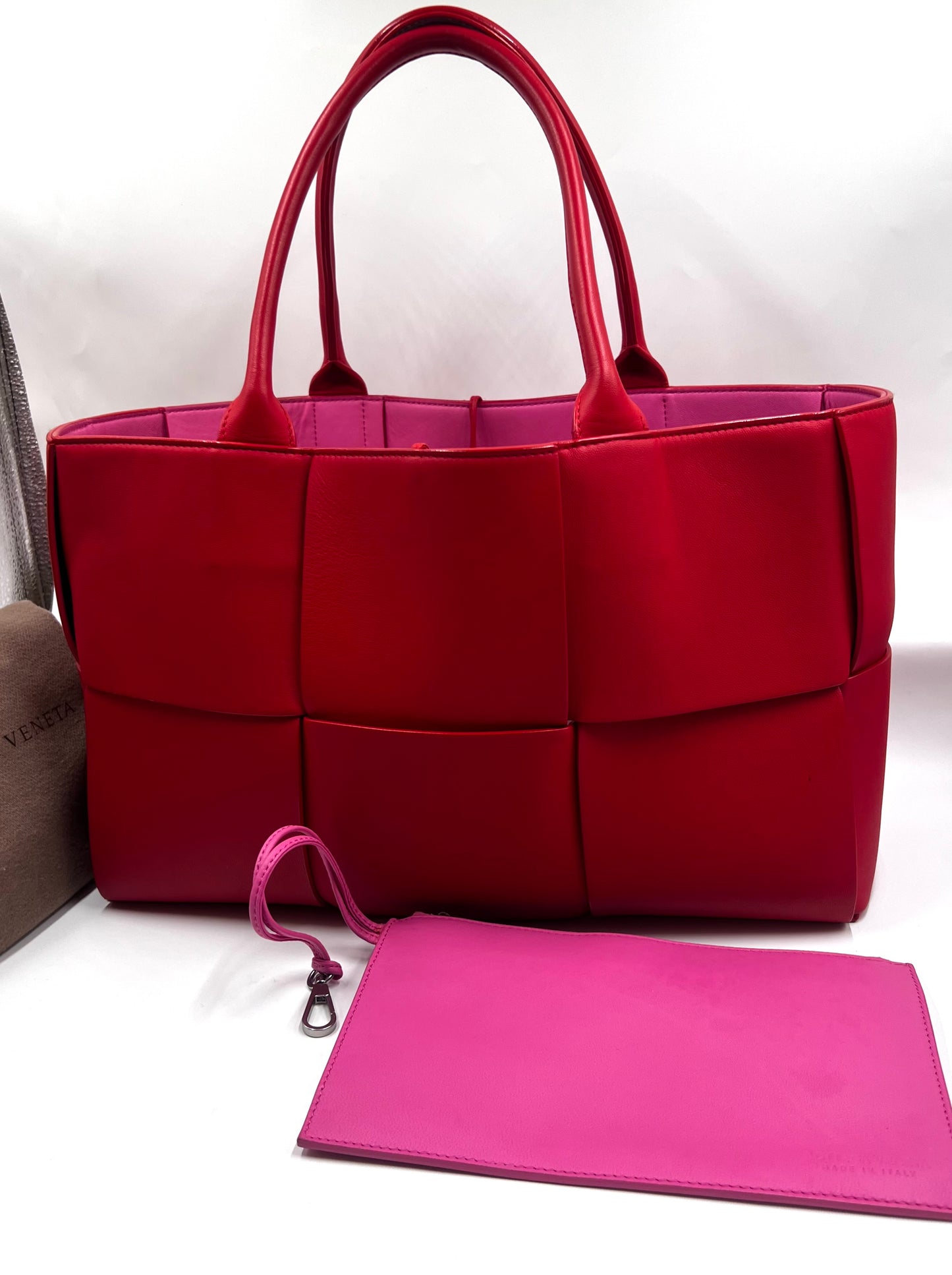 Bottega Veneta Arco Intercciato Leather Tote Bag with Pouch MM size                (🇵🇭P76,550)