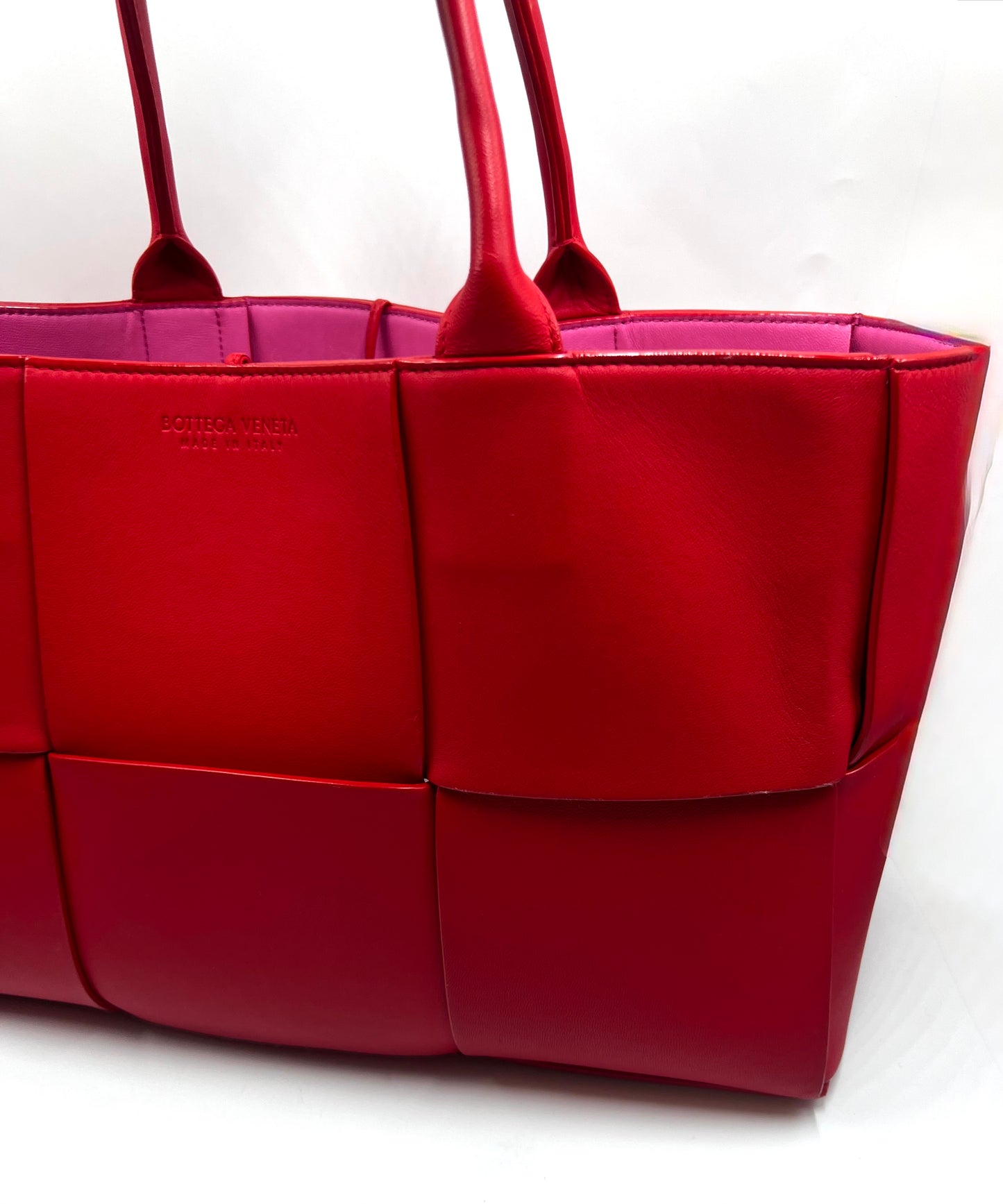 Bottega Veneta Arco Intercciato Leather Tote Bag with Pouch MM size                (🇵🇭P76,550)