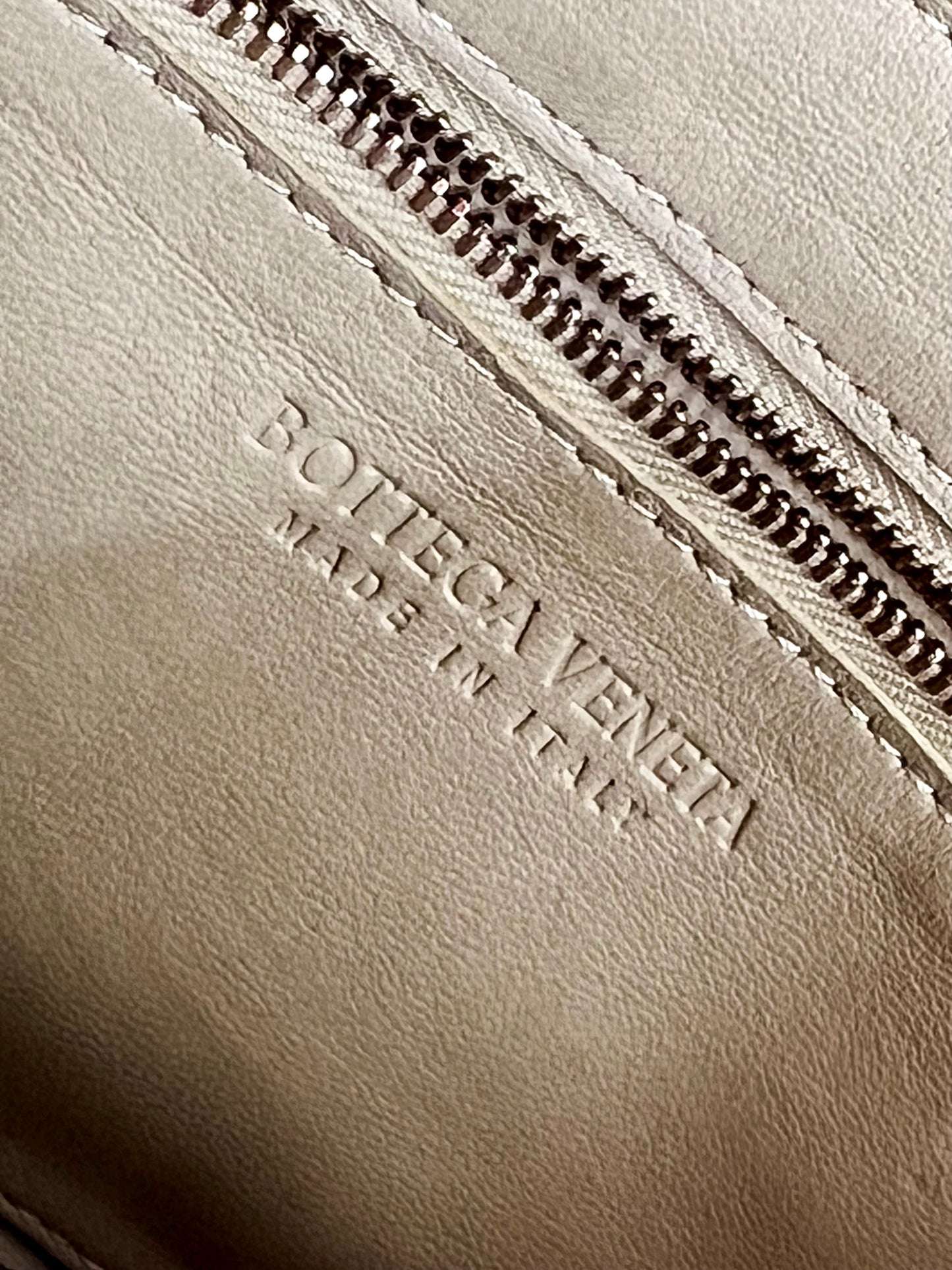 Bottega Venetta Cassette leather crossbody bag Mm size   (🇵🇭P59,340)