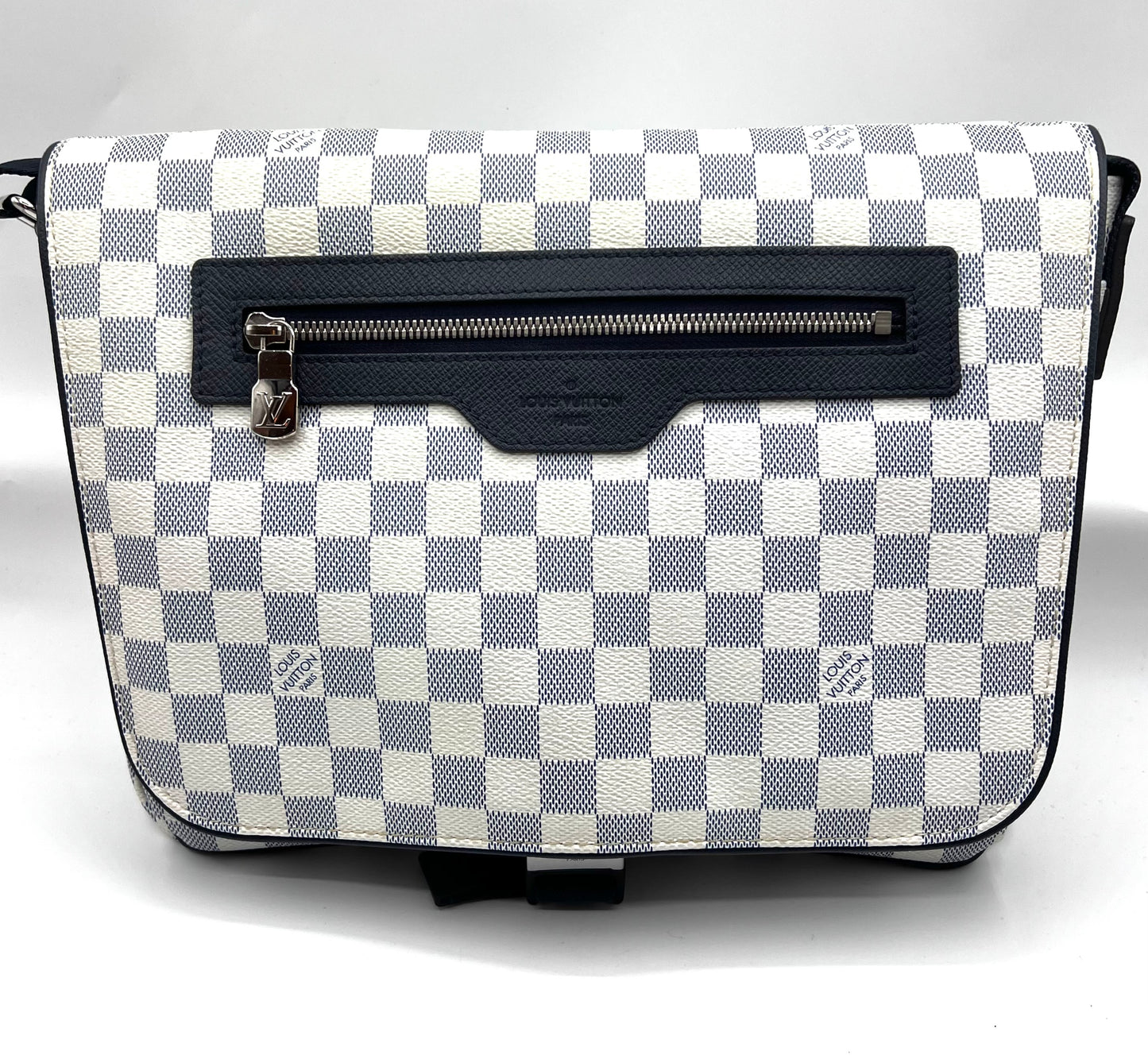 Louis Vuitton Azur Match Point Messenger Crossbody Bag     (🇵🇭P59,340)