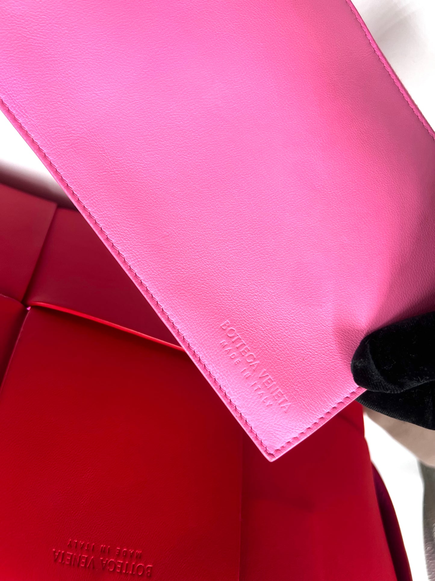 Bottega Veneta Arco Intercciato Leather Tote Bag with Pouch MM size                (🇵🇭P76,550)