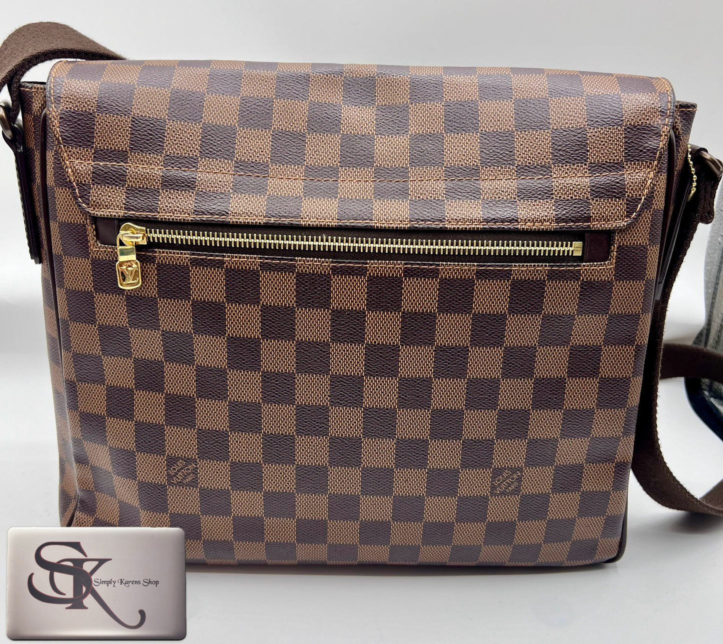 LV DISTRICT MM SIZE MESSENGER BAG