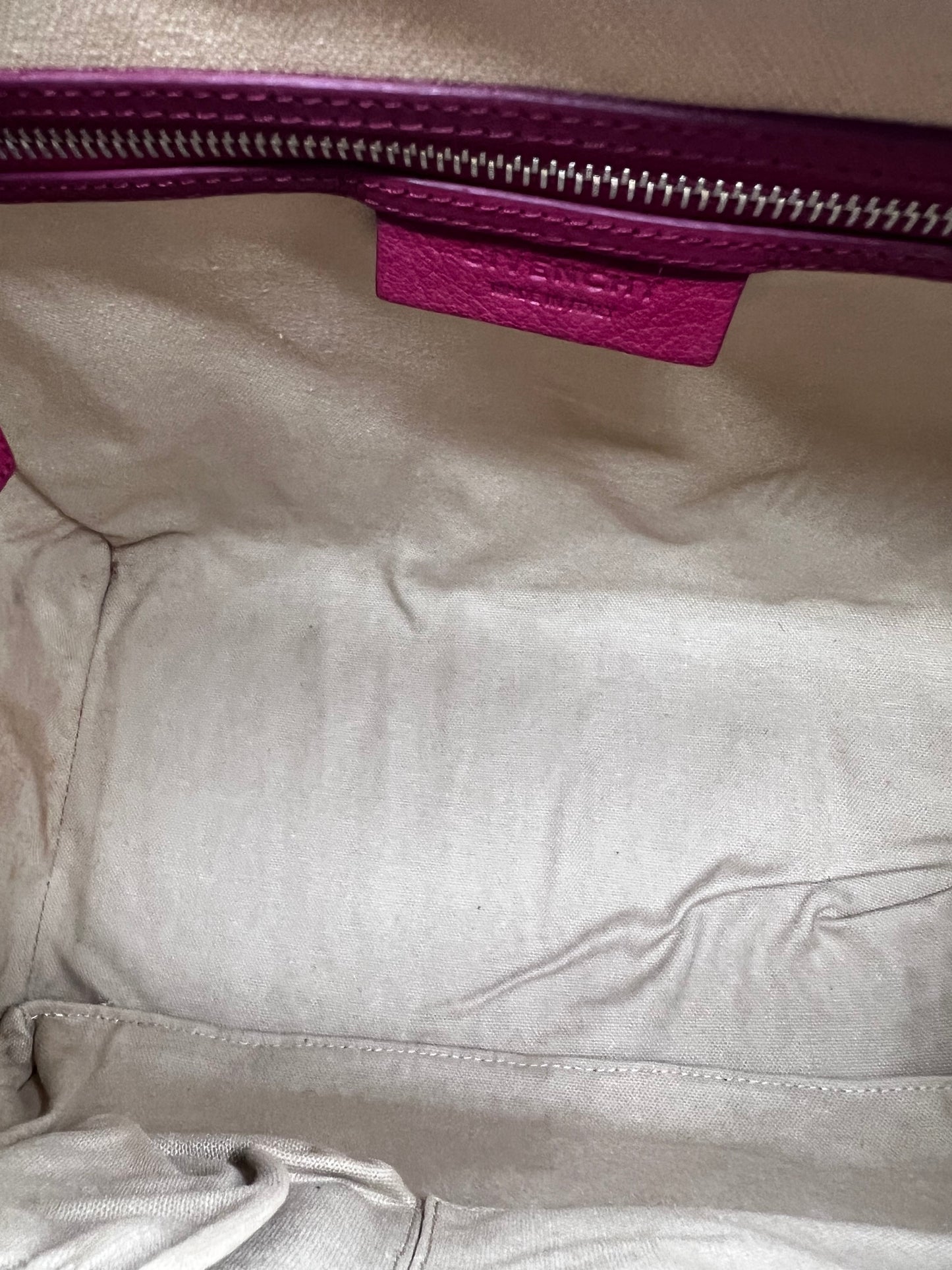 Givenchy Antigona Mm size Goat skin 2 way Bag                (P🇵🇭38,270)