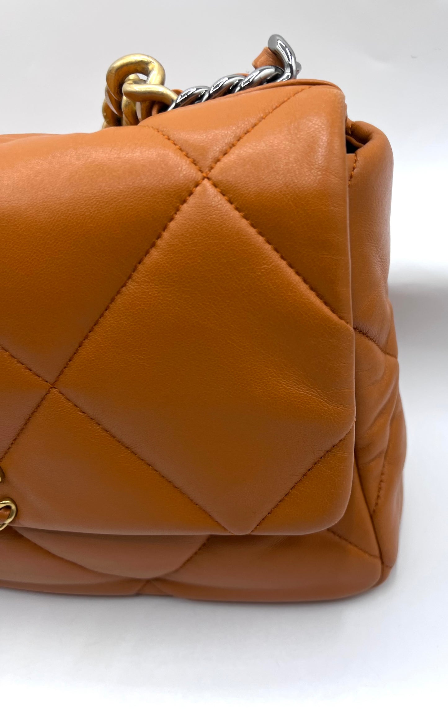 Chanel 19 Lambskin Camel Tone Mm Size IC chip 2 way Crossbody bag (🇵🇭P344,000)