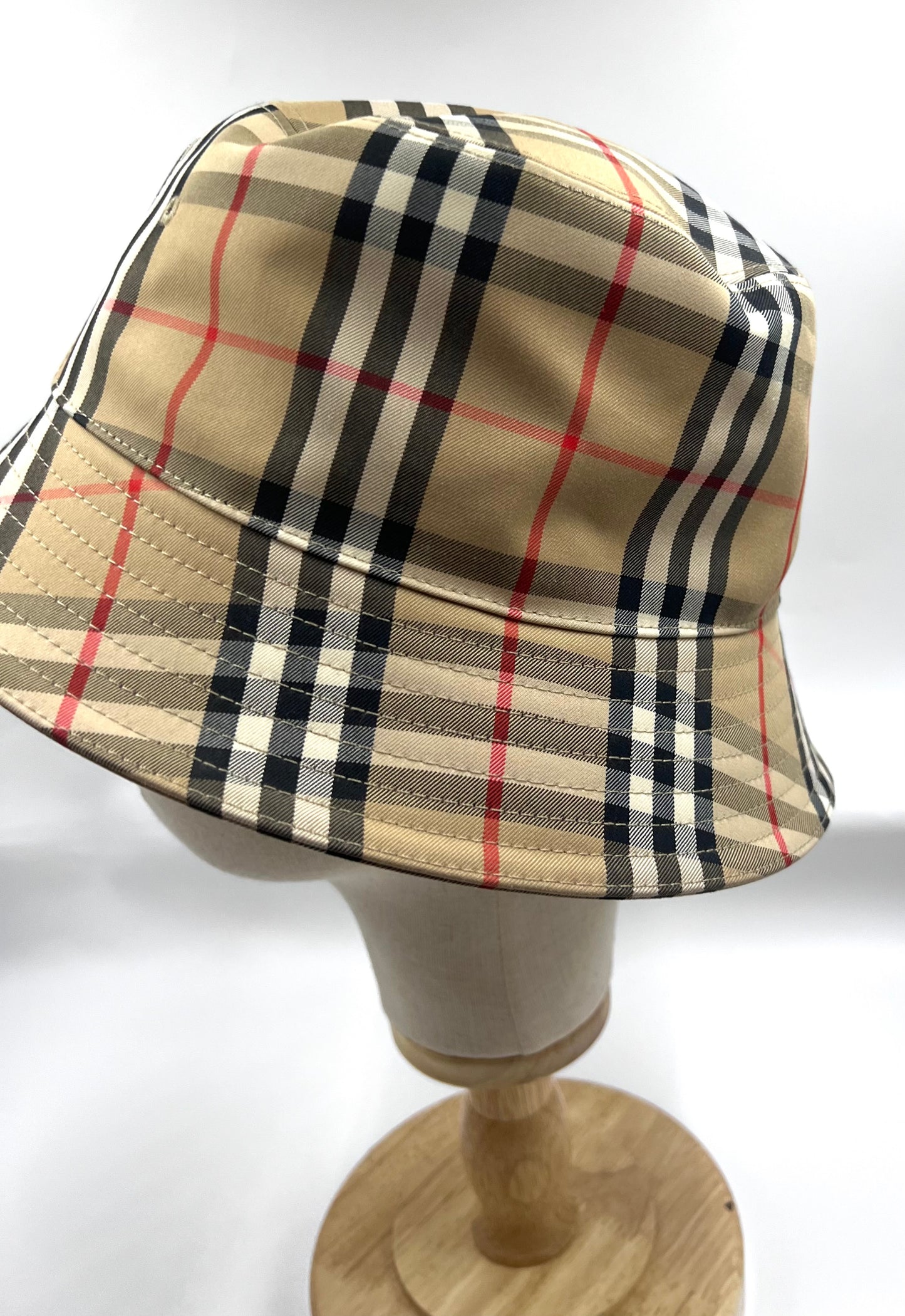Burberry Plaid Bucket Hat XL size (🇵🇭P18,060)
