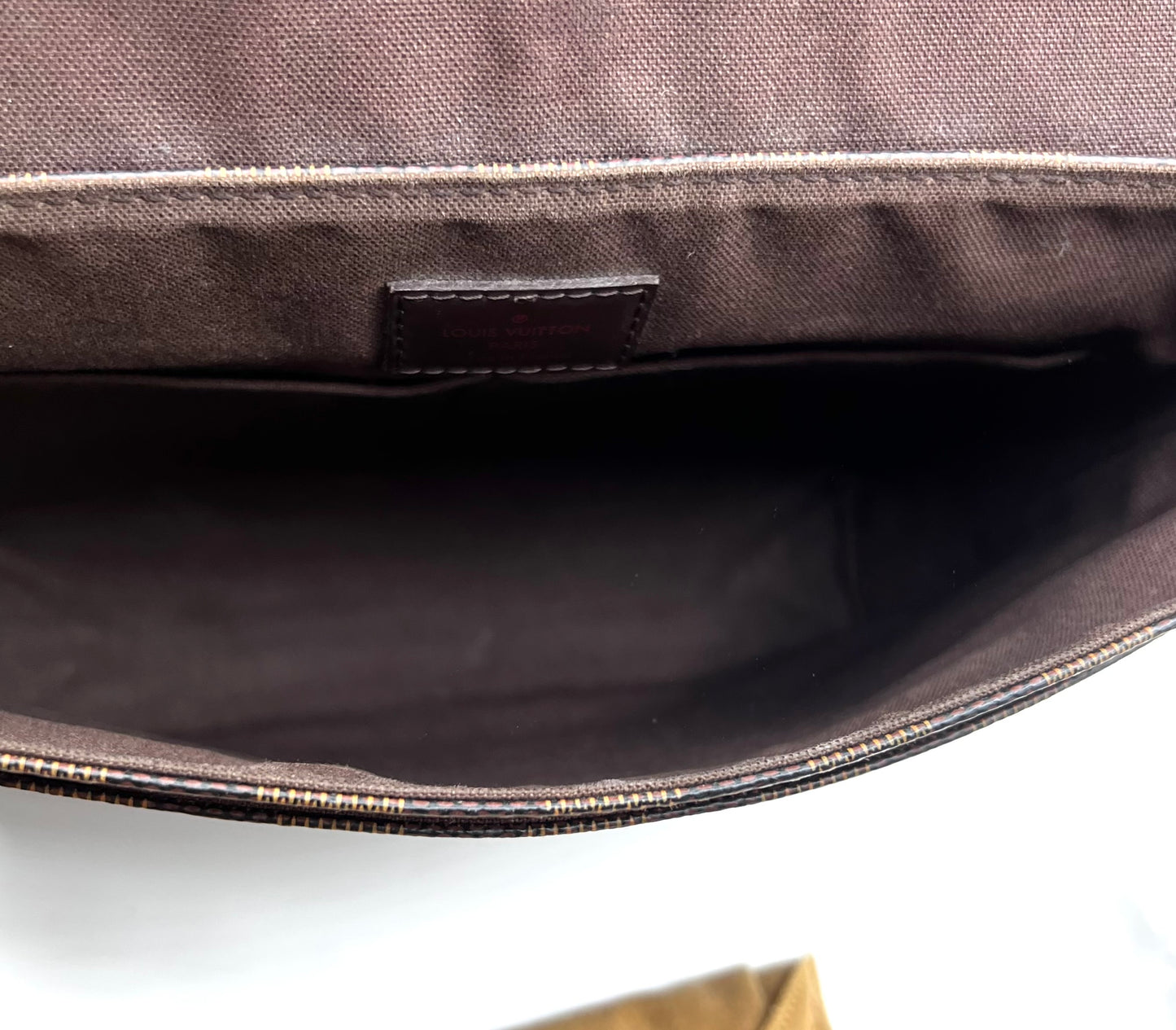 Louis Vuitton District Damier Ebene Pm size Crossbody Bag                      (🇵🇭P55,040)