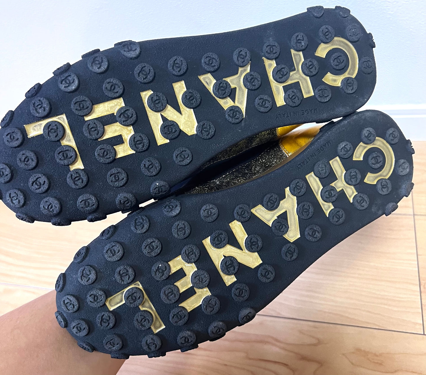 Chanel Low Top Cc Logo Black/Gold Sneakers Size39Eu /24CM (🇵🇭P18,920)