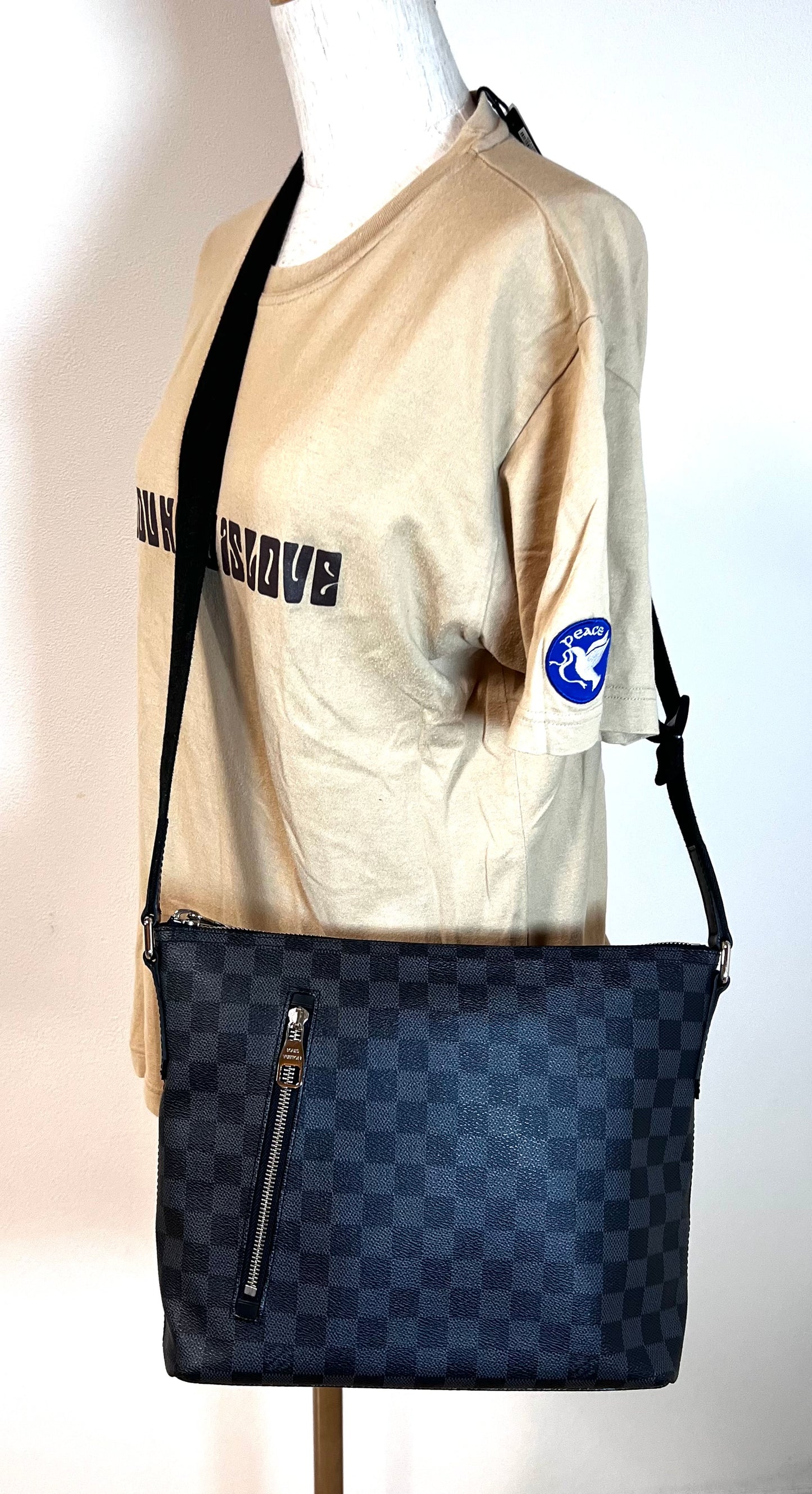 Louis Vuitton mick Graphite Mm Size Cross Body Bag       (🇵🇭P59,340)