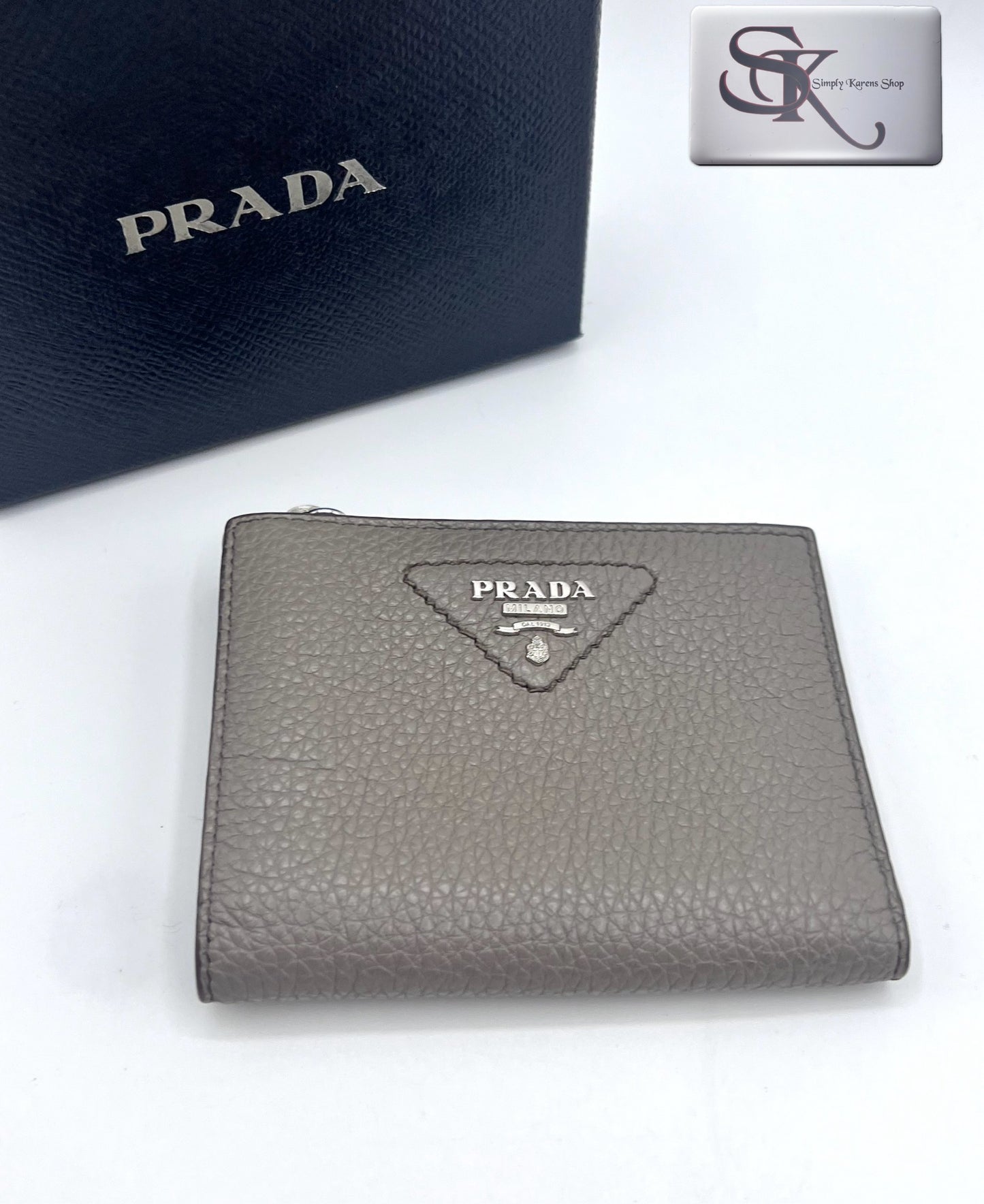 PRADA VITELLO DAINO BIFOLD COMPACT WALLET     🇵🇭P12,800🇵🇭