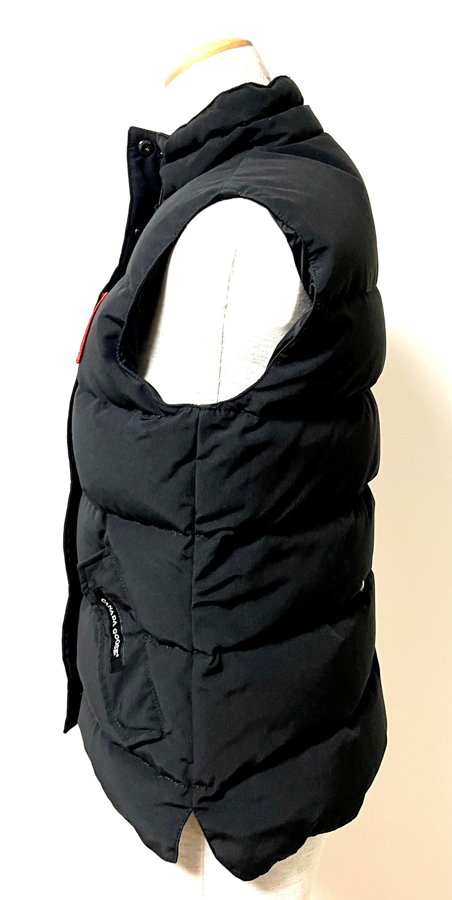 Canada Goose Black Down Vest S~M Size (🇵🇭P23,220)