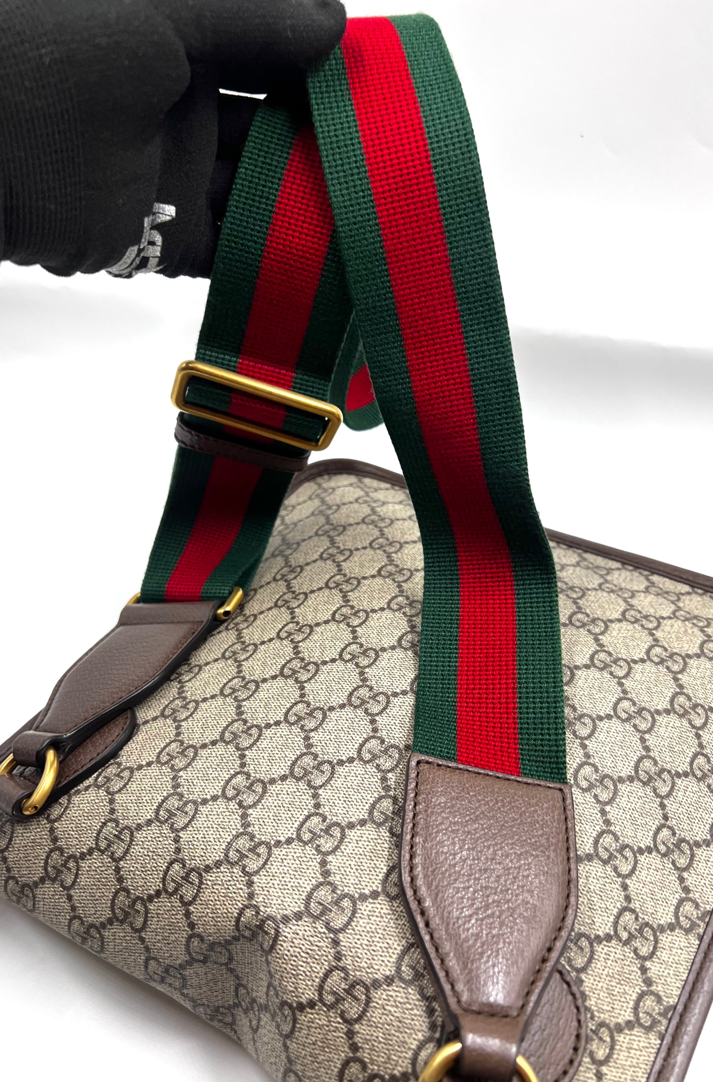 Gucci Supreme Tiger Motif Crossbody Bag (🇵🇭P55,040)