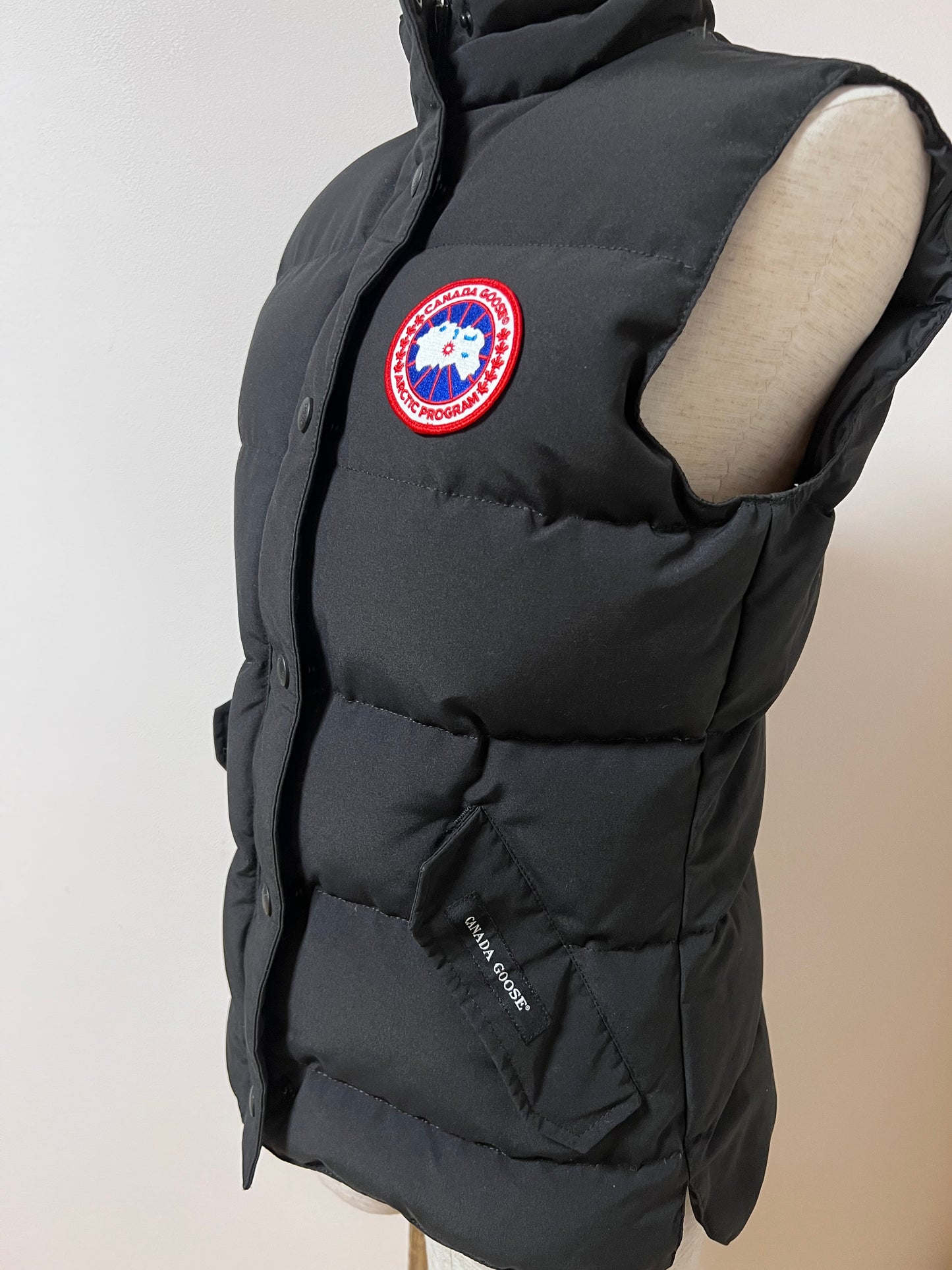 Canada Goose Black Down Vest S~M Size (🇵🇭P24,940)