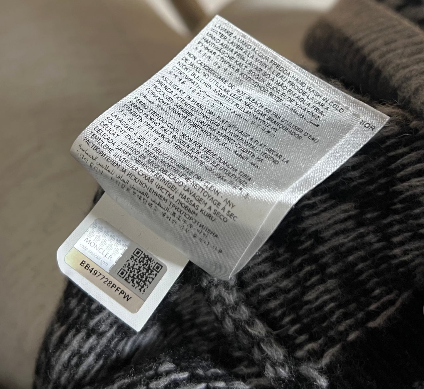Moncler Knitted W/ Hood Sweater L size   (🇵🇭10,320)