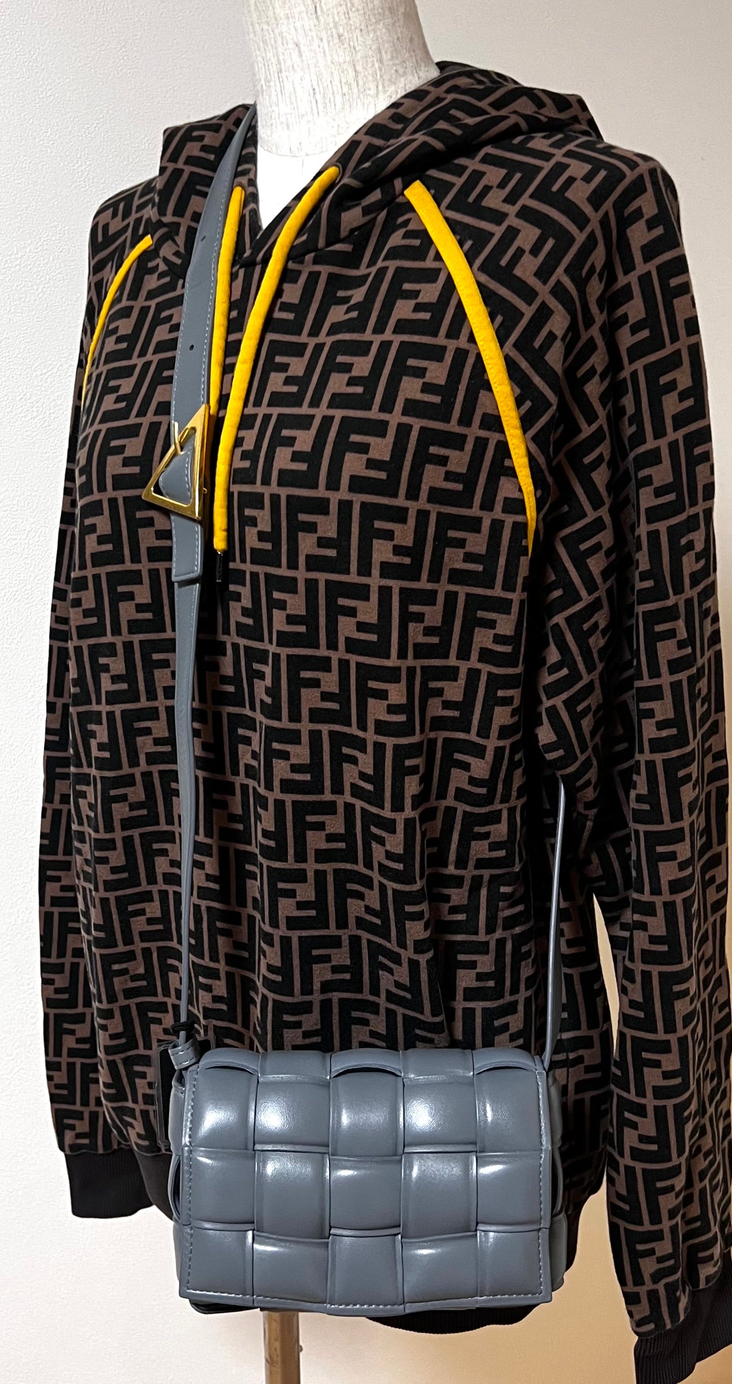 Bottega Venetta Gray Small Padded Cassette Crossbody Bag  (🇵🇭P63,640)