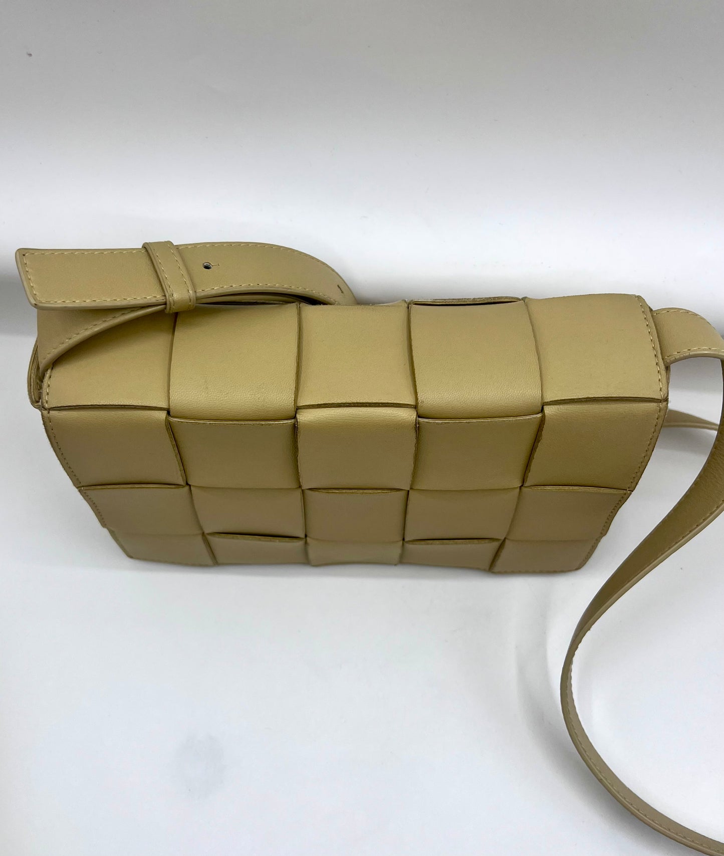 Bottega Venetta Cassette leather crossbody bag Mm size   (🇵🇭P59,340)