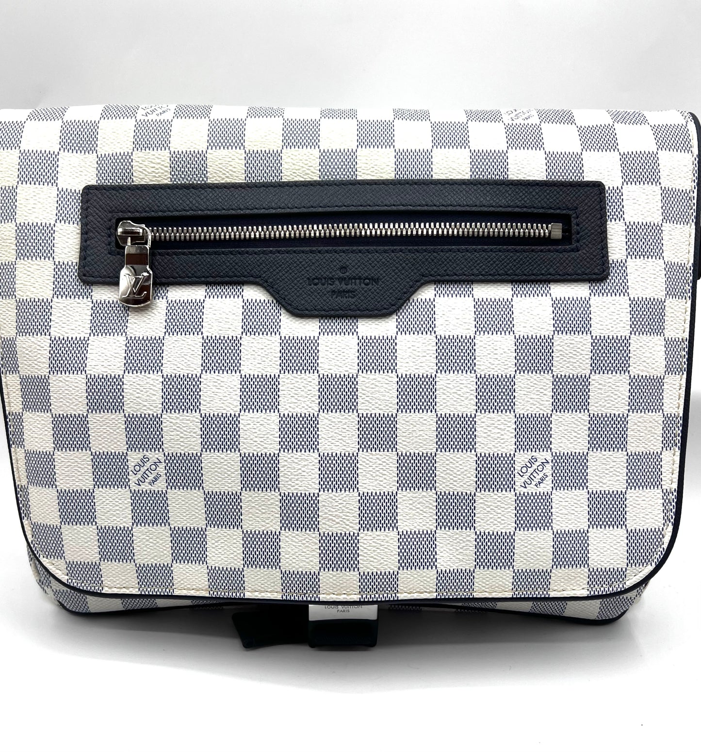 Louis Vuitton Azur Match Point Messenger Crossbody Bag     (🇵🇭P59,340)