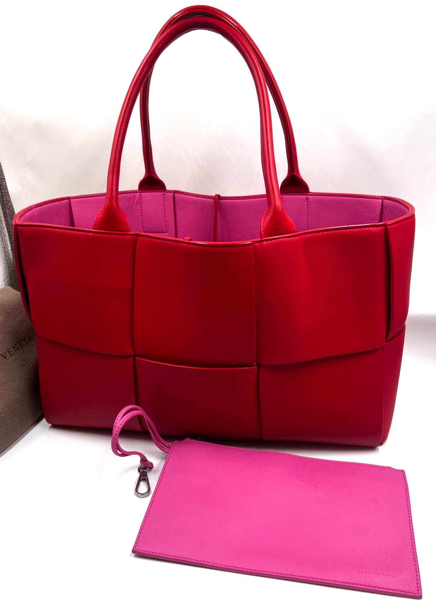 Bottega Veneta Arco Intercciato Leather Tote Bag with Pouch MM size                (🇵🇭P76,550)