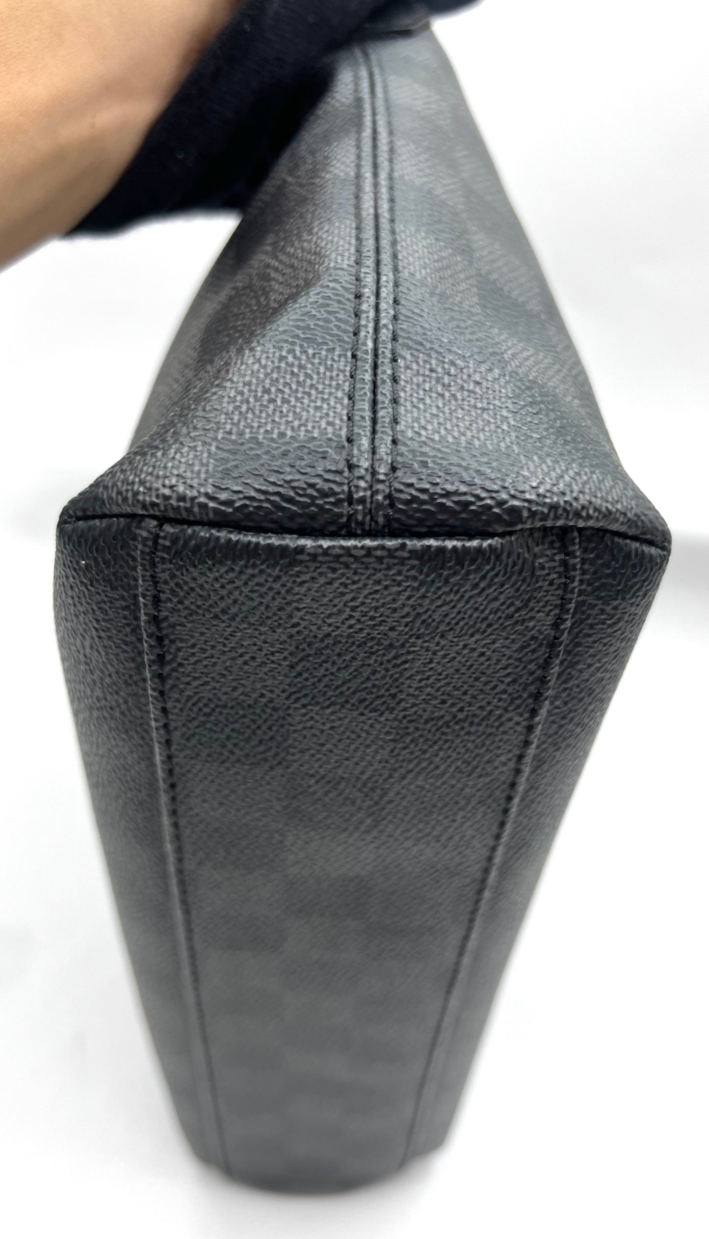 Louis Vuitton mick Graphite Mm Size Cross Body Bag       (🇵🇭P59,340)