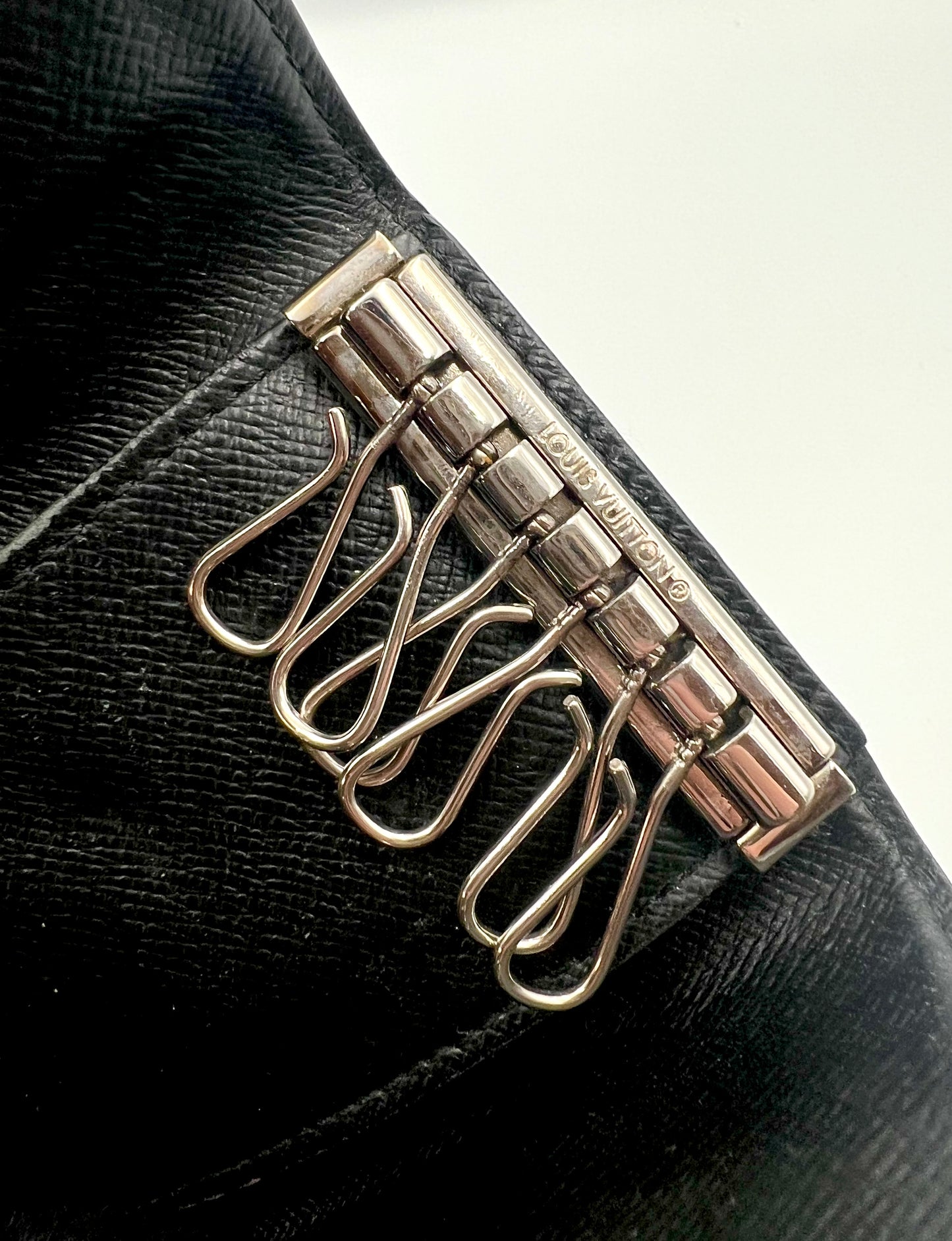 Louis Vuitton Graphite 6 Hooks Key Holder (🇵🇭P6,020)