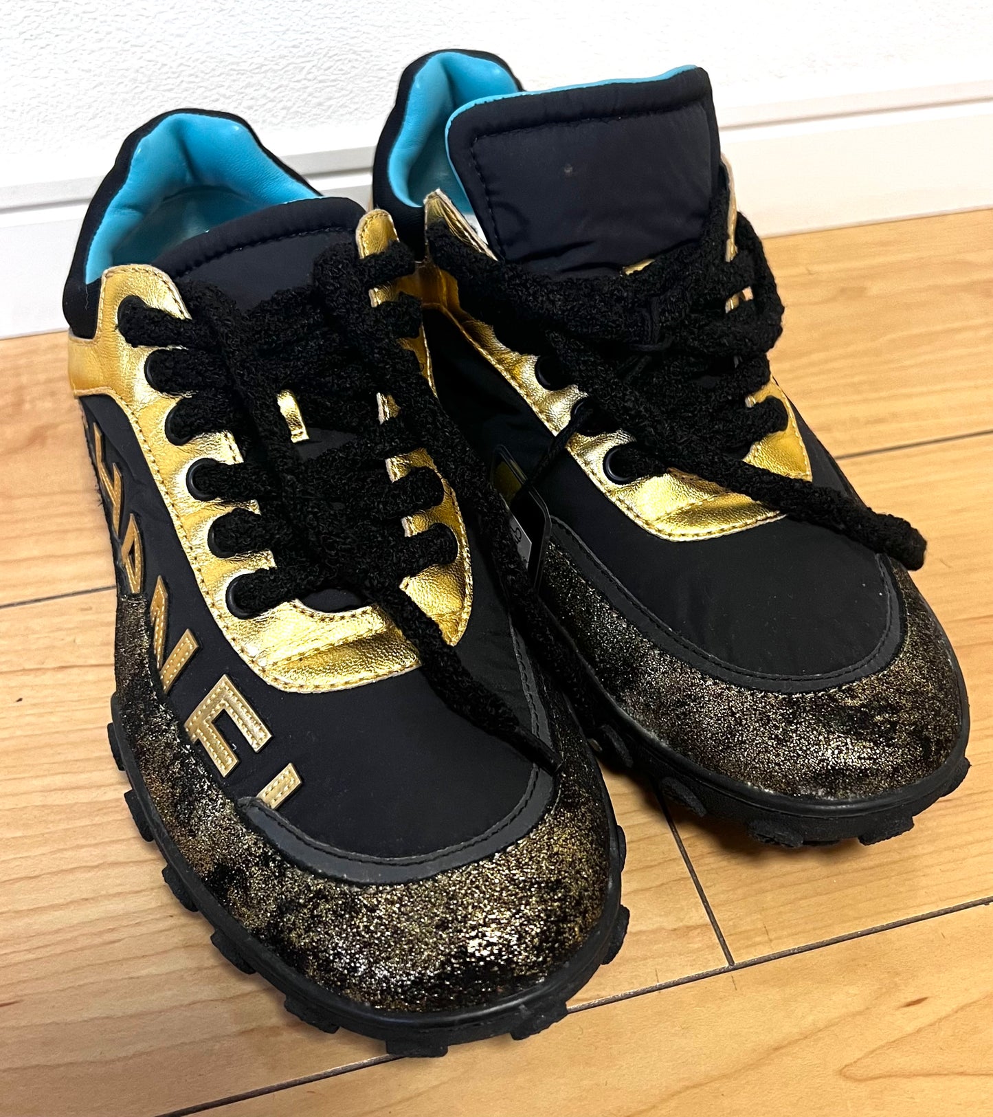 Chanel Low Top Cc Logo Black/Gold Sneakers Size39Eu /24CM (🇵🇭P18,920)