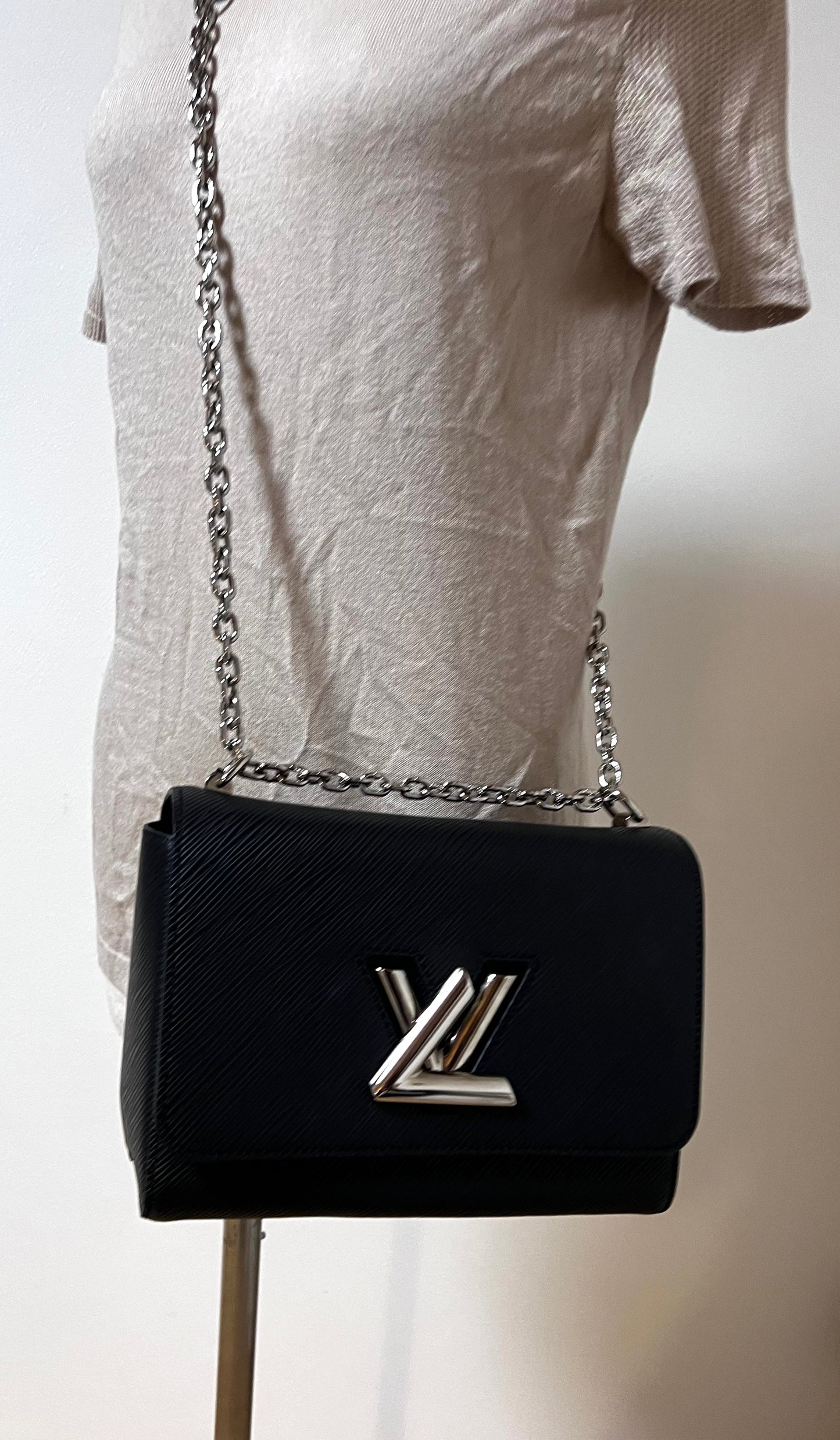 Louis Vuiiton Twist Black Epi MM Size Flap Chain Bag         (🇵🇭P103,200)