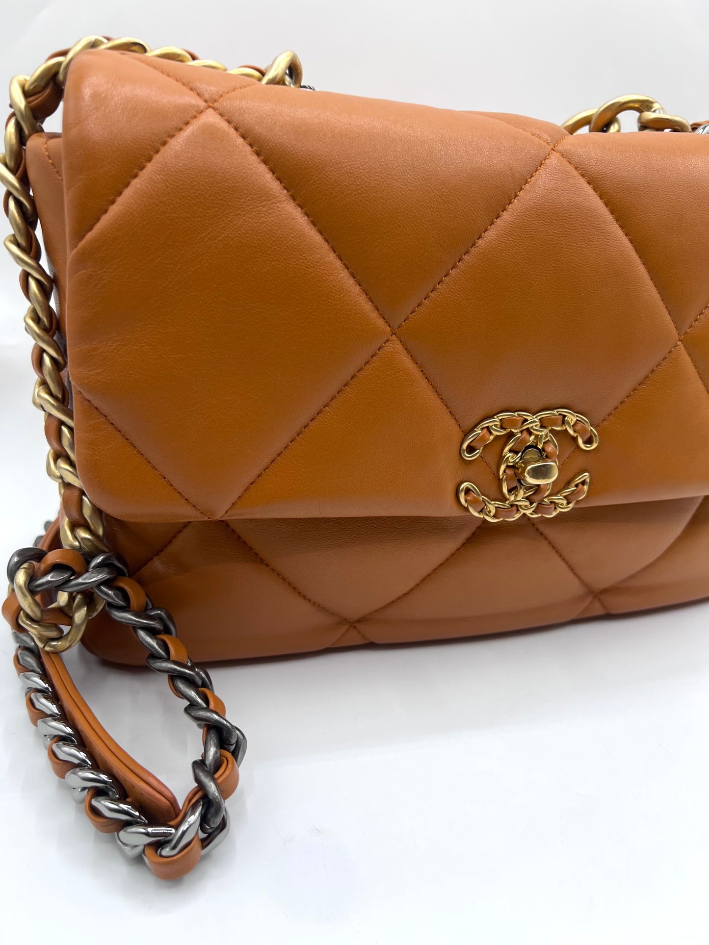 Chanel 19 Lambskin Camel Tone Mm Size IC chip 2 way Crossbody bag (🇵🇭P344,000)