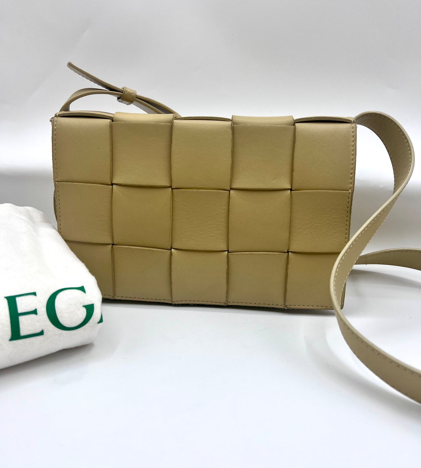Bottega Venetta Cassette leather crossbody bag Mm size   (🇵🇭P59,340)