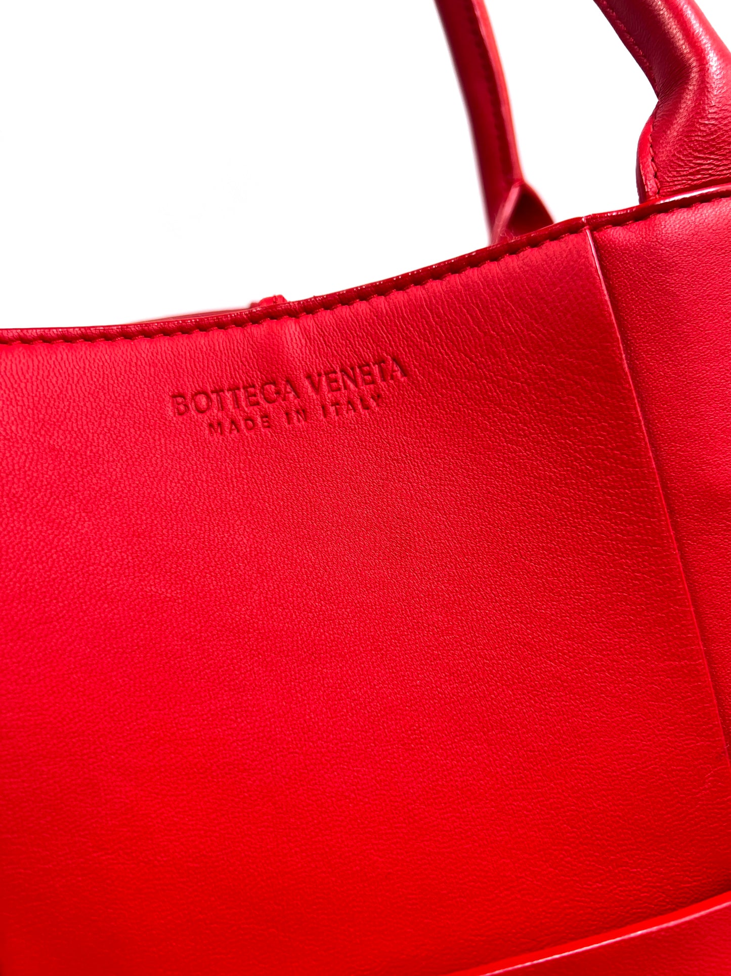 Bottega Veneta Arco Intercciato Leather Tote Bag with Pouch MM size                (🇵🇭P76,550)